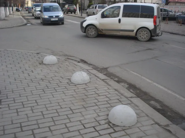 На площі біля «Білого дому» встановили антипаркувальні півсфери. З'явились перші скарги — фото 6