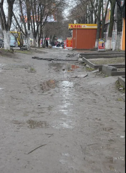 Франківчани жаліються на поганий стан тротуарів по вулиці Мазепи — фото 2