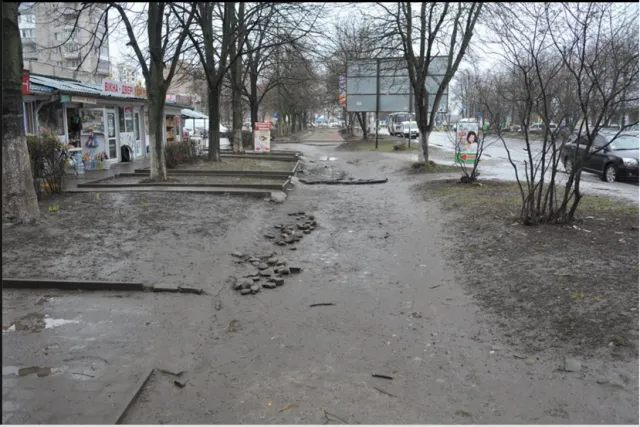 Франківчани жаліються на поганий стан тротуарів по вулиці Мазепи — фото 1