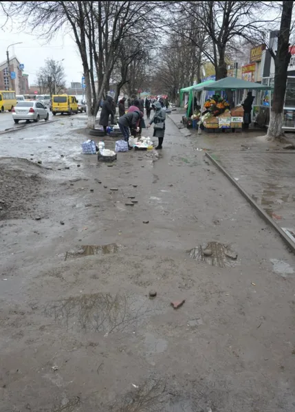 Франківчани жаліються на поганий стан тротуарів по вулиці Мазепи — фото 3