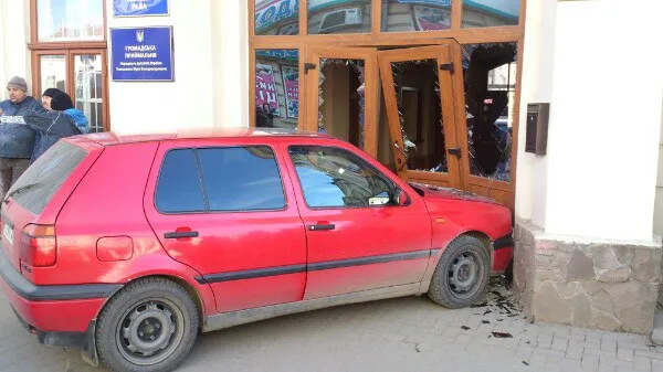 У Коломиї автомобіль протаранив міськраду. За кермом автівки була дитина — фото 2