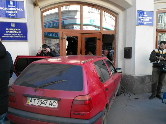 У Коломиї автомобіль протаранив міськраду. За кермом автівки була дитина — фото 3
