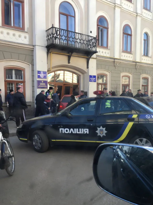 У Коломиї автомобіль протаранив міськраду. За кермом автівки була дитина — фото 8