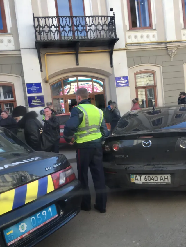 У Коломиї автомобіль протаранив міськраду. За кермом автівки була дитина — фото 9