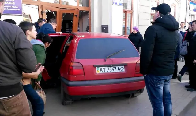 У Коломиї автомобіль протаранив міськраду. За кермом автівки була дитина — фото 5