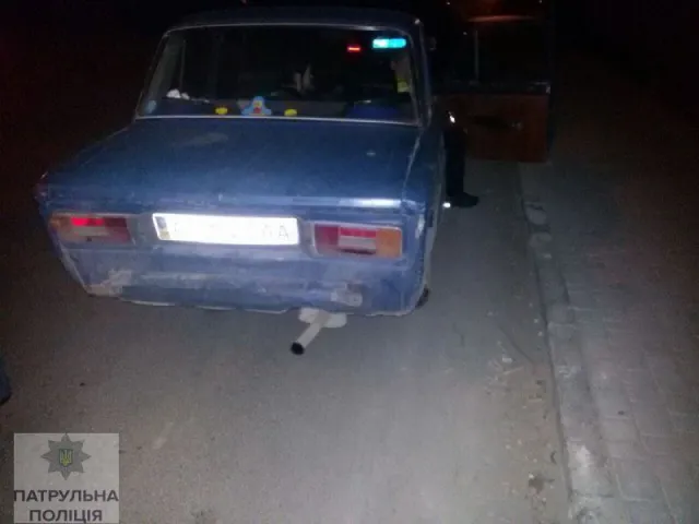 В Ивано-Франковске патрульные полицейские поймали пьяного милиционера за рулем автомобиля — фото 2