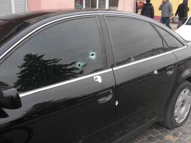 В центре Коломыи неизвестный расстрелял легковой автомобиль черновчанину — фото 2