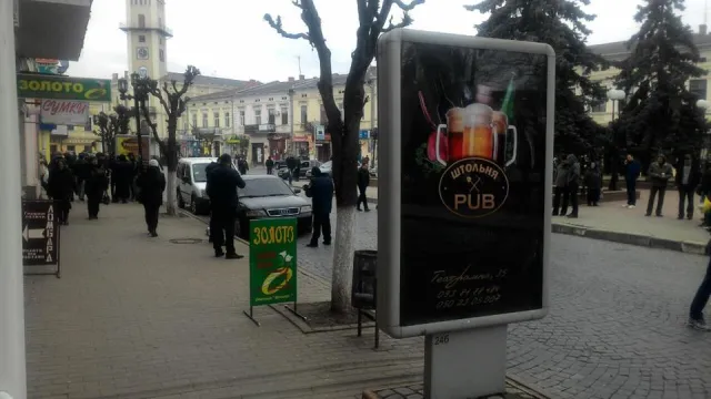 В центре Коломыи неизвестный расстрелял легковой автомобиль черновчанину — фото 11