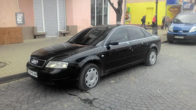 В центре Коломыи неизвестный расстрелял легковой автомобиль черновчанину — фото 5