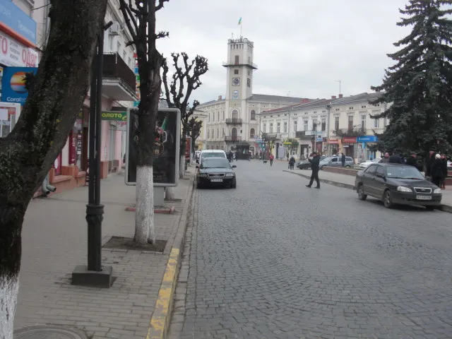 В центре Коломыи неизвестный расстрелял легковой автомобиль черновчанину — фото 7