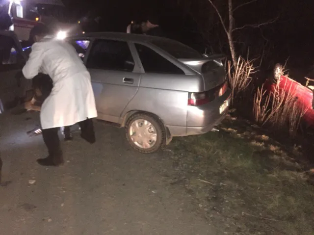 На Прикарпатье пьяный водитель ВАЗа на большой скорости врезался в Volkswagen, пострадали два человека — фото 2