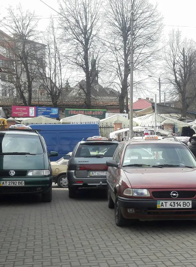 У центрі міста таксисти заблокували тротуари для пішоходів — фото 1