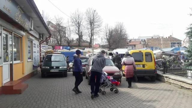 У центрі міста таксисти заблокували тротуари для пішоходів — фото 2