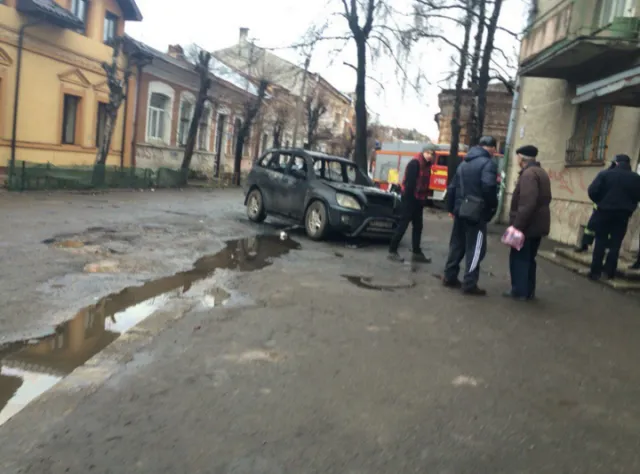 На одной из улиц Ивано-Франковска сгорел автомобиль — фото 4