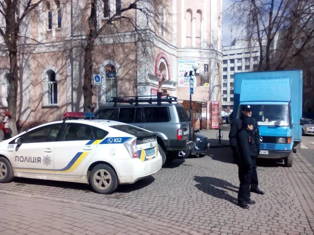 У Франківську біля філармонії поліція вчить водіїв, як потрібно правильно паркуватись — фото 5