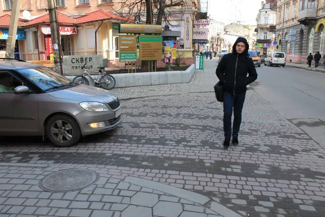 У Франківську все ж з'явився перший в місті піднятий пішохідний перехід — фото 1