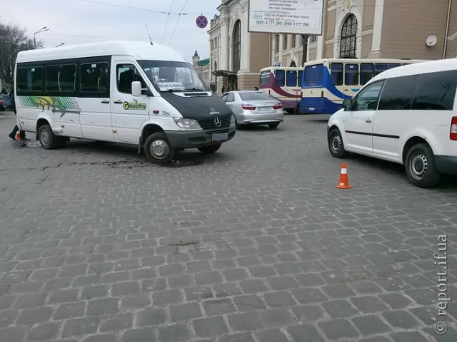 В Ивано-Франковске у вокзала маршрутка сбила женщину, пострадавшая в больнице — фото 1