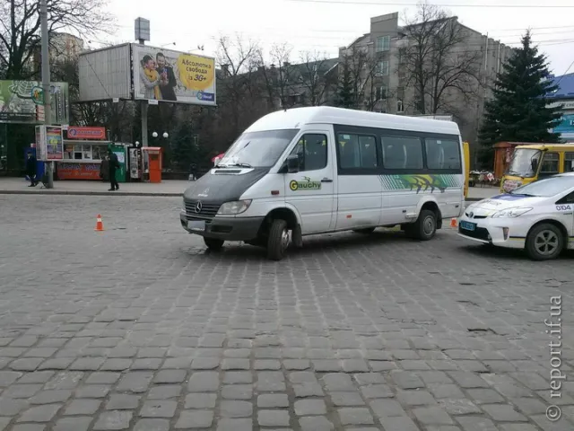 В Ивано-Франковске у вокзала маршрутка сбила женщину, пострадавшая в больнице — фото 2