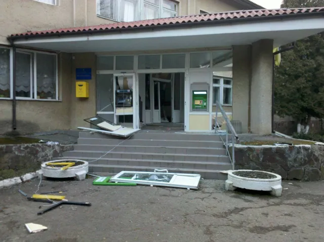 В Ивано-Франковщыне злоумышленники пытались взорвать банкомат — фото 1