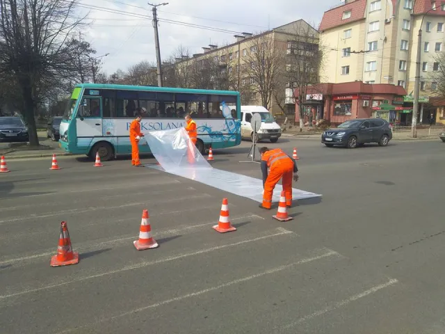 Дочекались. У Франківську почали роботи із нанесення розмітки холодним пластиком — фото 1