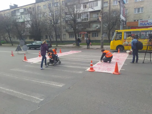 Дочекались. У Франківську почали роботи із нанесення розмітки холодним пластиком — фото 3