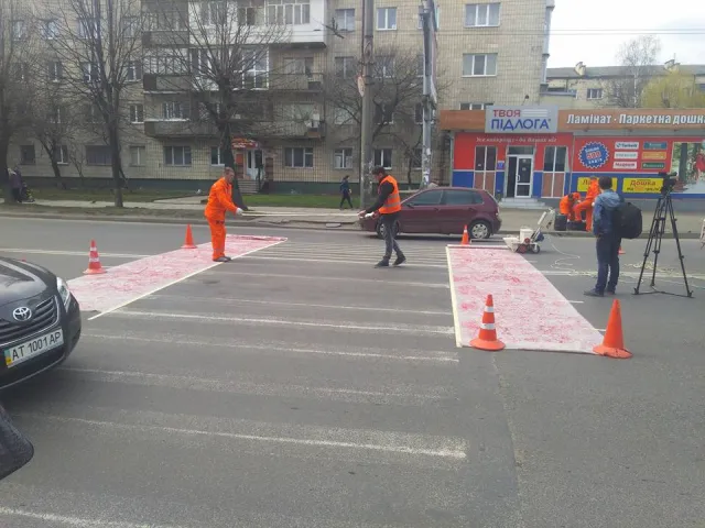 Дочекались. У Франківську почали роботи із нанесення розмітки холодним пластиком — фото 4