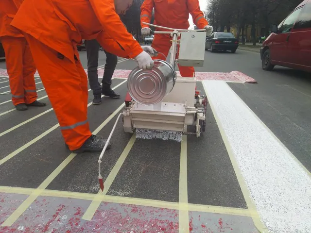 Дочекались. У Франківську почали роботи із нанесення розмітки холодним пластиком — фото 5