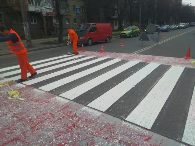 Дочекались. У Франківську почали роботи із нанесення розмітки холодним пластиком — фото 6
