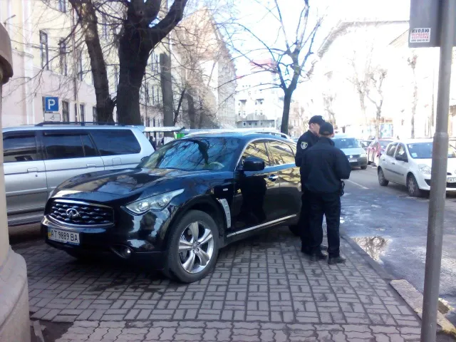 Поліцейські евакуювали із центру міста елітну автівку — фото 1