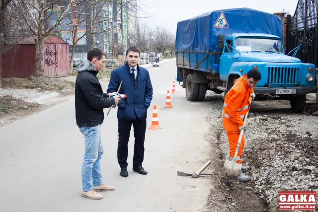 В Івано-Франківську продовжують ремонтні роботи на вулиці Покутській. Там постелили верхній шар асфальту — фото 3