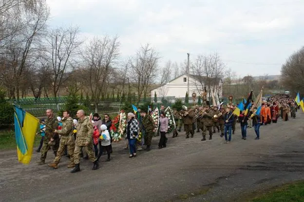 В зоне АТО погиб 50-летний прикарпатец. Тело бойца привезут завтра в его родной Бовшев — фото 9