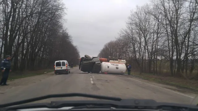 При выезде из Калуша перевернулся грузовик, перевозящий пропан-бутан. Подробности аварии — фото 2