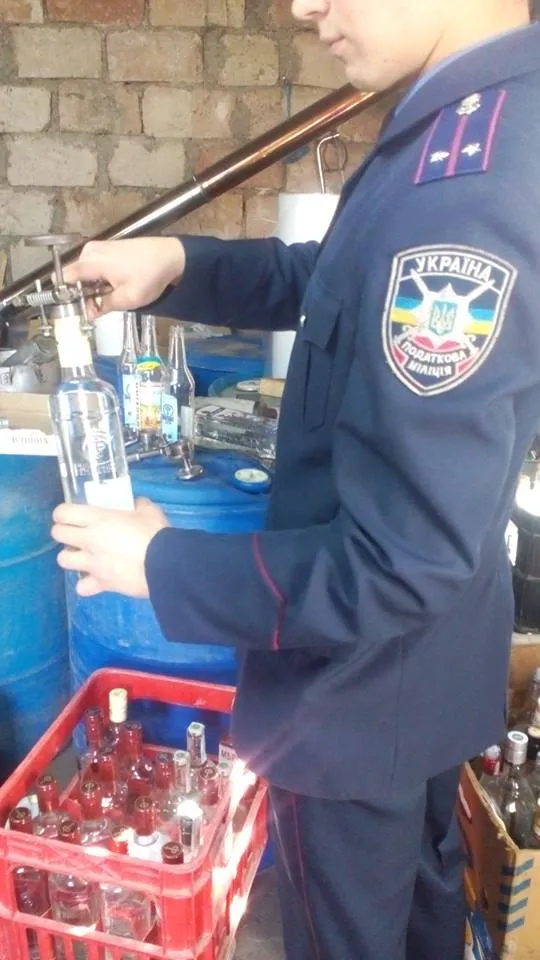 Франковские налоговики обнаружили незаконное производство фальсифицированного алкоголя — фото 2