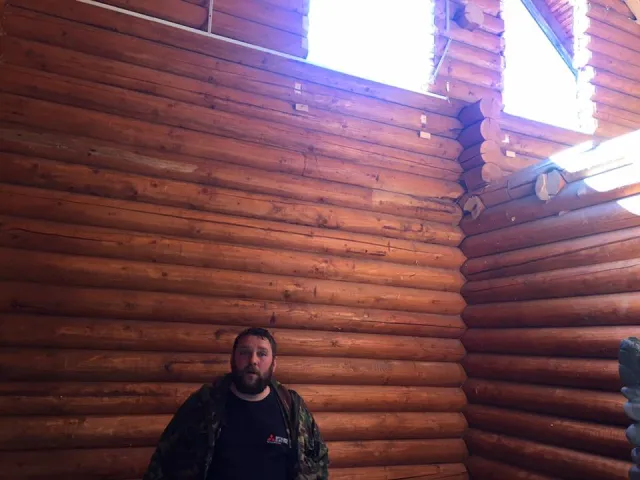 На Прикарпатье возле экс-резиденции Януковича неизвестные разобрали и вывезли элитные домики — фото 2