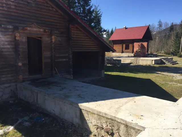 На Прикарпатье возле экс-резиденции Януковича неизвестные разобрали и вывезли элитные домики — фото 3