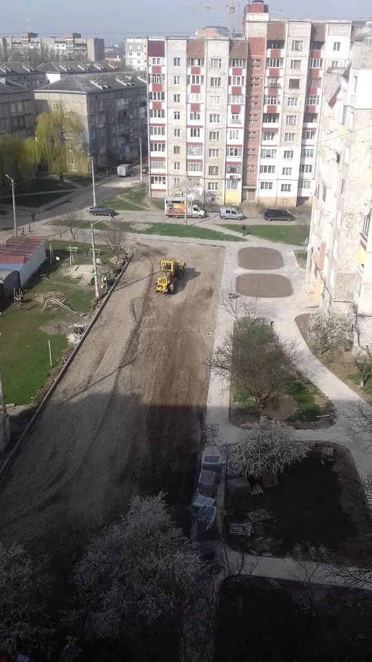 У Франківську на Хоткевича все ще триває ремонт двору — фото 1