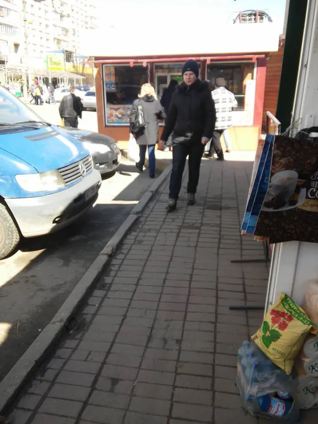 В Івано-Франківську кіоск заблокував тротуар та заважає вільному та безпечному руху пішоходів — фото 1