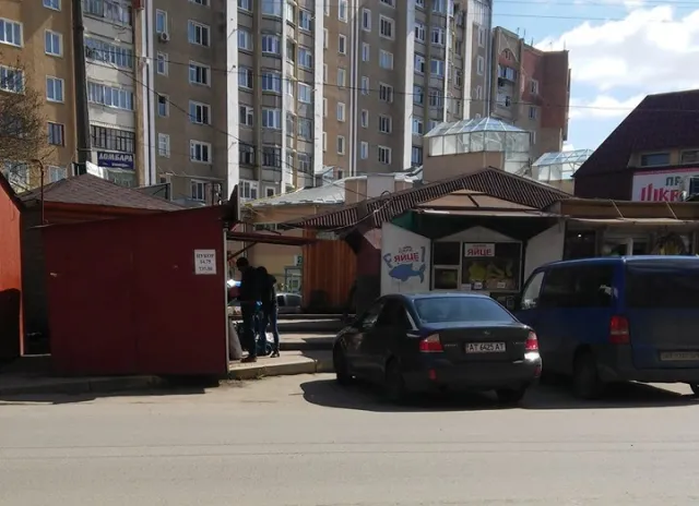 В Івано-Франківську кіоск заблокував тротуар та заважає вільному та безпечному руху пішоходів — фото 2