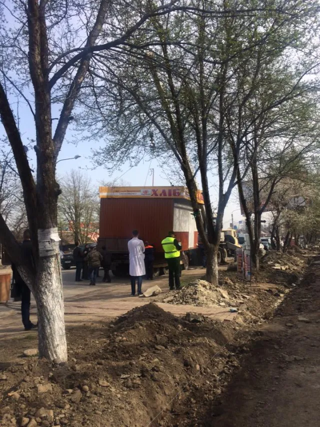 У Франківську нові інспектори з благоустрою активно демонтували МАФ, який розміщений на тротуарі — фото 2