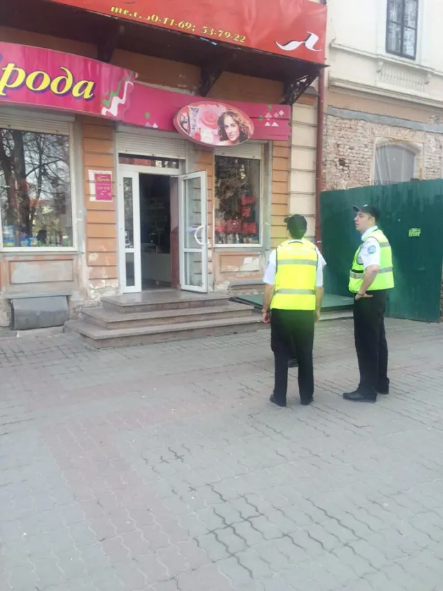 У середмісті Івано-Франківська активно працюють інспектори по благоустройству. Наразі проводять роз'яснювальну роботу — фото 1