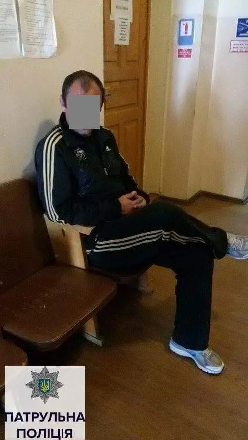На франковском вокзале пять человек жестоко избили мужчину. Полиция задержала злоумышленников — фото 2