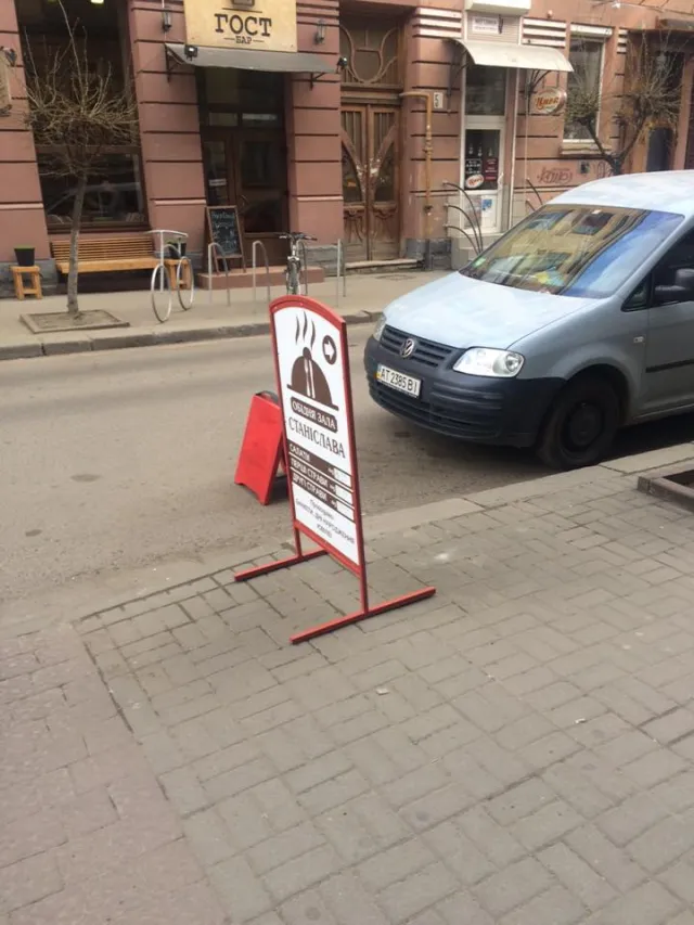 У Франківську муніципальні інспектори з благоустрою знову "боролися" зі спотикачами на тротуарах — фото 1