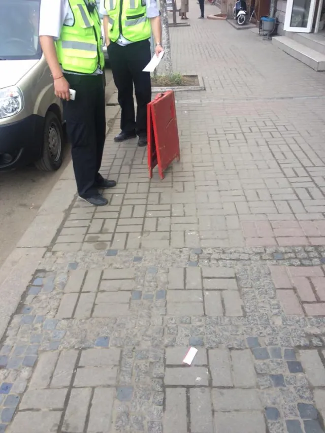 У Франківську муніципальні інспектори з благоустрою знову "боролися" зі спотикачами на тротуарах — фото 3