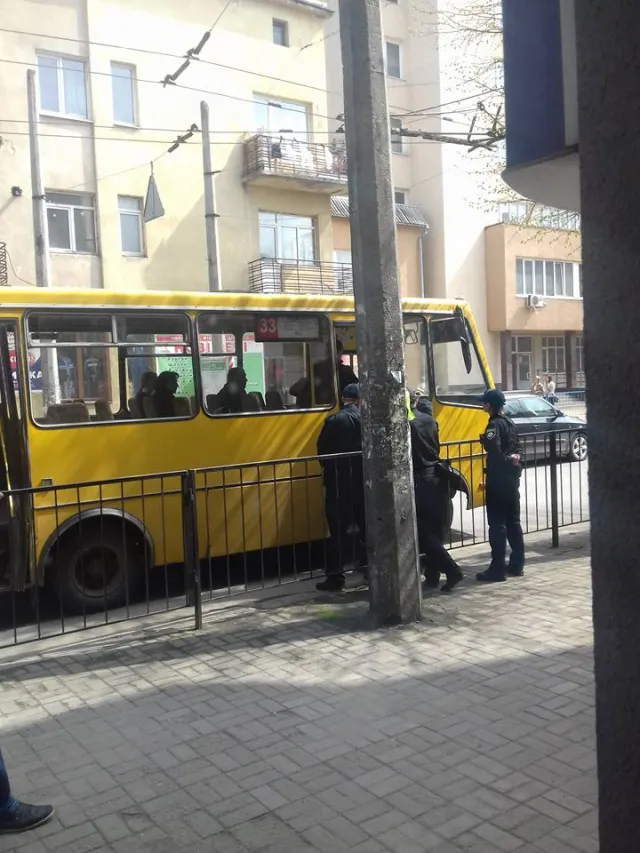 В Івано-Франківську патрульні зупинили маршрутку через порушення ПДР — фото 1