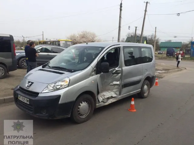 В Франковске на перекрестке улиц Ивасюка и Хоткевича столкнулись два автомобиля, один из водителей в больнице — фото 1