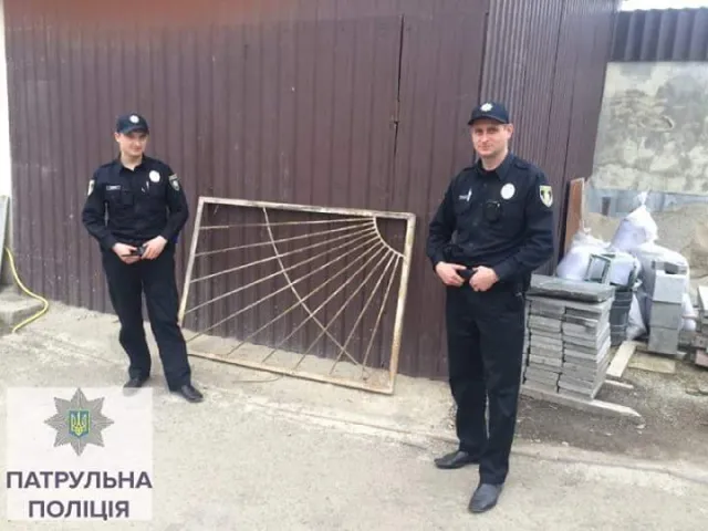 Франковские полицейские задержали трех молодых людей, которые похитили из городского молокозавода металлическую решетку — фото 1