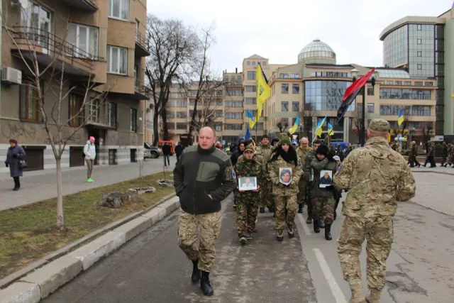 В смертельной аварии погиб председатель Франковской «Самообороны». Сегодня попрощаться с Иваном Гринчуком пришли родные, друзья, собратья и сотни франковцев — фото 2