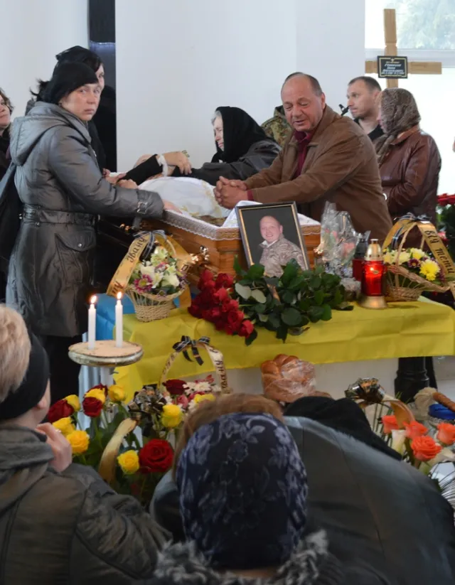 В смертельной аварии погиб председатель Франковской «Самообороны». Сегодня попрощаться с Иваном Гринчуком пришли родные, друзья, собратья и сотни франковцев — фото 10