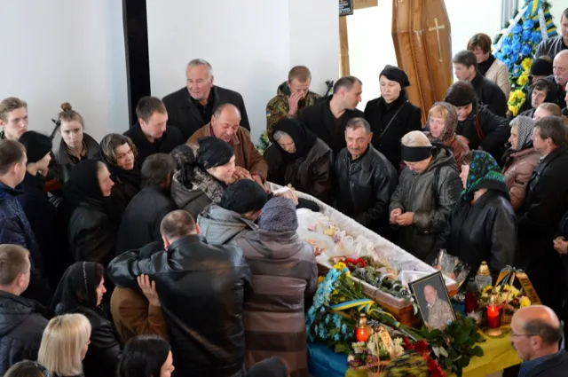 В смертельной аварии погиб председатель Франковской «Самообороны». Сегодня попрощаться с Иваном Гринчуком пришли родные, друзья, собратья и сотни франковцев — фото 11