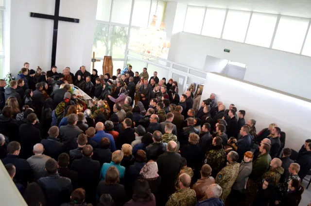 В смертельной аварии погиб председатель Франковской «Самообороны». Сегодня попрощаться с Иваном Гринчуком пришли родные, друзья, собратья и сотни франковцев — фото 12